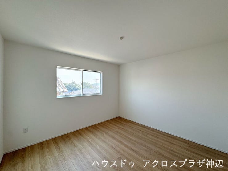 【洋室8.3帖】窓から自然光がしっかり差し込み、毎朝気持ちよく目覚められる居心地の良いお部屋です。