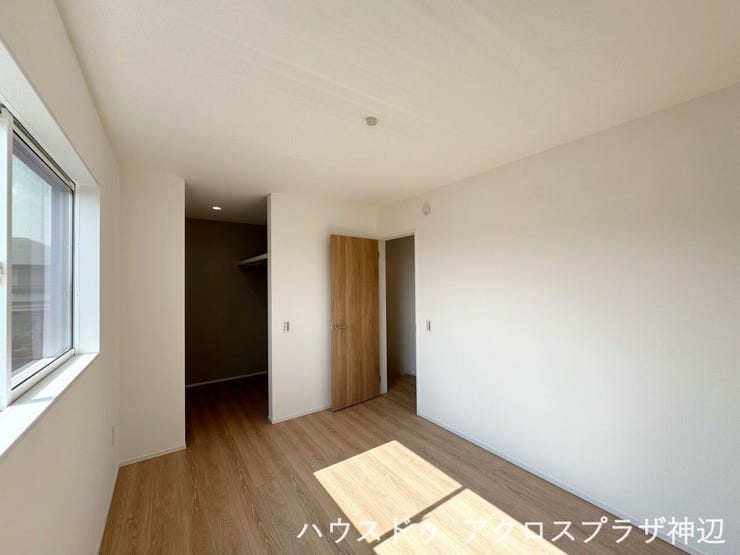 【洋室6帖西側】お洋服や小物をまとめてしまえるウォークインクローゼットを配置。居住スペースを無駄なく活用できます。