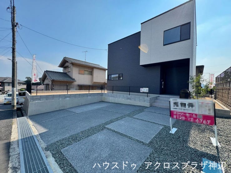 【駐車スペース】ゆったりとした前面アプローチ。将来のライフスタイルの変化にも対応できる余裕の駐車エリアです。