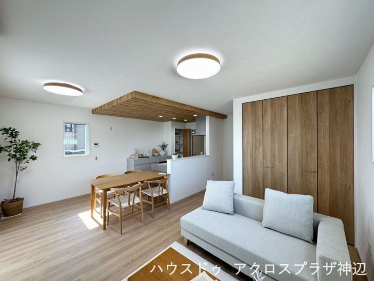 【LDK16.8帖】ナチュラルテイストで統一された室内は陽当たりもよく、ご家族が自然と集まりたくなる心地よさ。壁面に収納を備えているため、掃除道具や家族の共有物もスマートに整理できます。