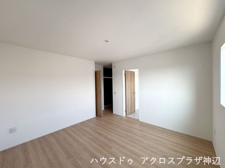 【洋室8.3帖】木目調のデザインが心安らぐ雰囲気を演出します。奥にはお洋服がたっぷり収納できる大容量スペースを確保。