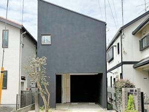 【外観】
スタイリッシュな外観が目を引く、洗練されたデザイン住宅です。