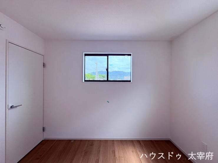 【2F/5.2帖洋室】温かみのある木目調フロアと白を基調とした、シンプルで使い勝手の良い洋室です。高い位置に設けられた窓から明るい光が差し込む、落ち着いたプライベート空間です。