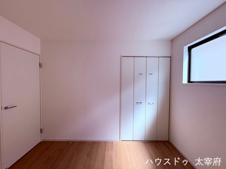 【2F/5.2帖洋室】温かみのある木目調フロアと明るい白を基調とした、シンプルで使い勝手の良い洋室です。小窓から心地よい自然光がたっぷりと差し込み、クローゼットも備えた、落ち着きのある空間です。