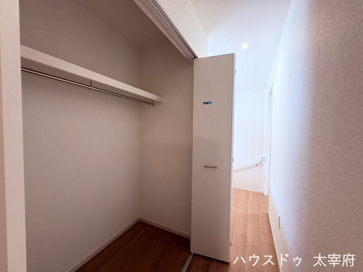 【2F/8帖洋室】大容量のクローゼット。パイプハンガーや枕棚を活用することで利便性も向上します。