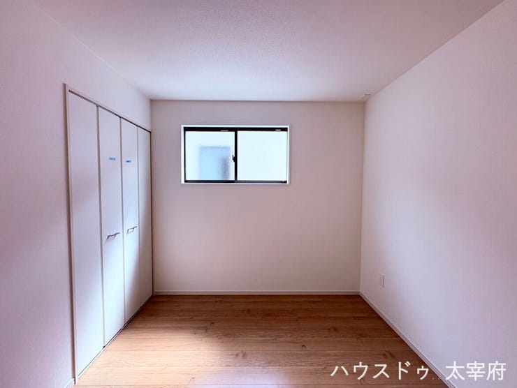 【2F/5.2帖洋室】温かみのある木目調フロアと白を基調とした、シンプルで使い勝手の良い洋室です。高い位置に設けられた窓から明るい光が差し込む、落ち着いたプライベート空間です。