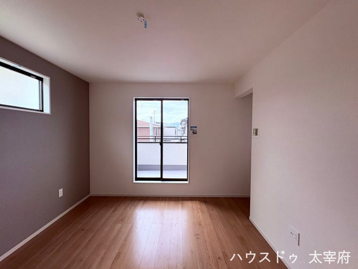 【2F/8帖洋室】2面採光で光がたっぷり差し込む明るい空間。落ち着いた木目調のフローリングが上品で、バルコニーへの出入りもスムーズな快適なお部屋です。WICとクローゼットが完備されています。