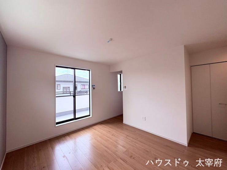 【2F/8帖洋室】温かみのある木目調フロアと白を基調とした、シンプルで使い勝手の良い洋室です。大きな窓から心地よい自然光がたっぷり差し込み、WICも備えた落ち着きのあるプライベート空間です。