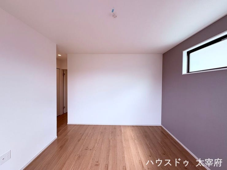 【2F/8帖洋室】落ち着いたグレーのアクセントクロスが上品な洋室です。木目調のフロアと高い位置にある窓から柔らかな自然光が差し込む、リラックスできる空間です。WICとクローゼットが完備されています。