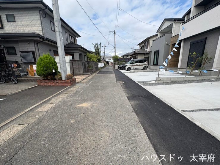 道路幅に余裕があり、運転が苦手な方も安心です。見通しの良い道路に面し、車の出し入れもスムーズです。