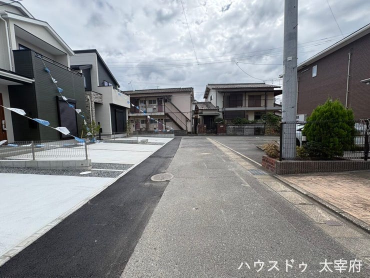 道路幅に余裕があり、運転が苦手な方も安心です。見通しの良い道路に面し、車の出し入れもスムーズです。