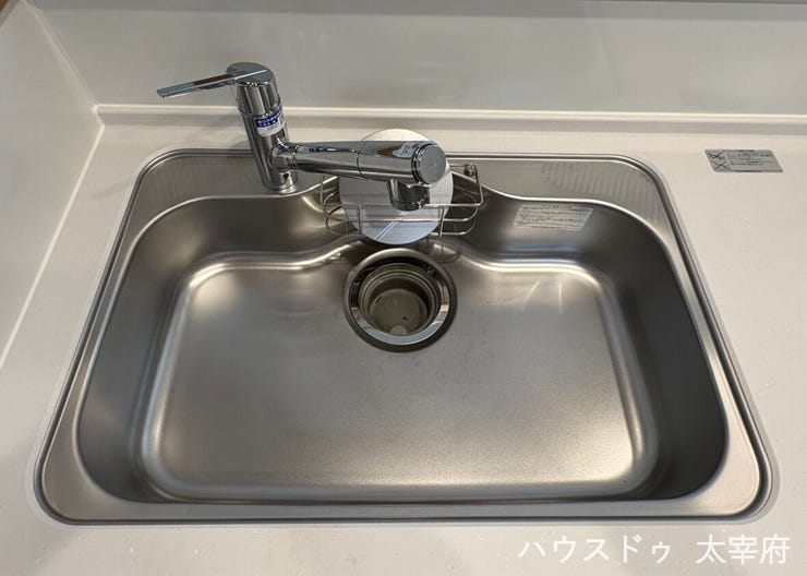 洗剤やスポンジなどをすっきりと収納できる水切り・洗剤ラックが標準装備されており、作業スペースを邪魔しません。