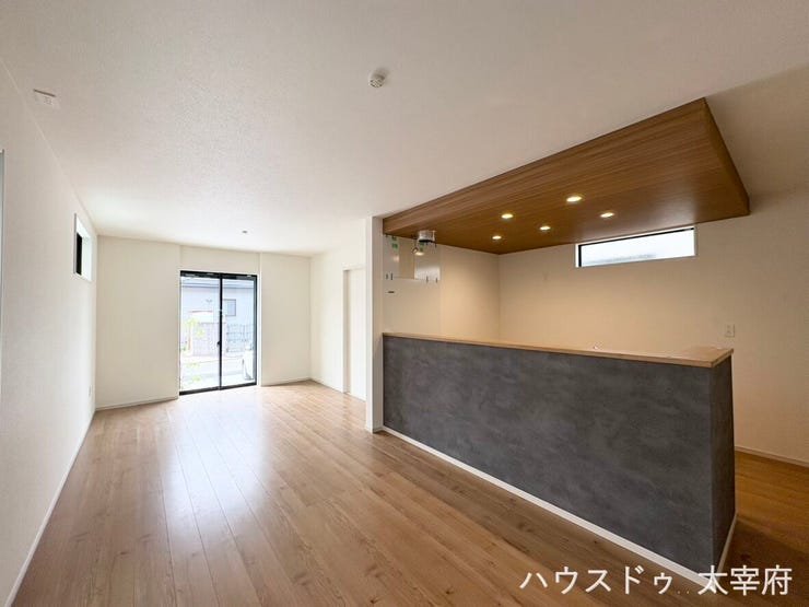 【ダイニングキッチン】
おしゃれなグレー調のカウンターキッチンを中心に、家族の会話が弾む開放的なLDKです。温かみのある木目調の天井や間接照明、明るい自然光が心地よい、上質で機能的な空間を実現しています。