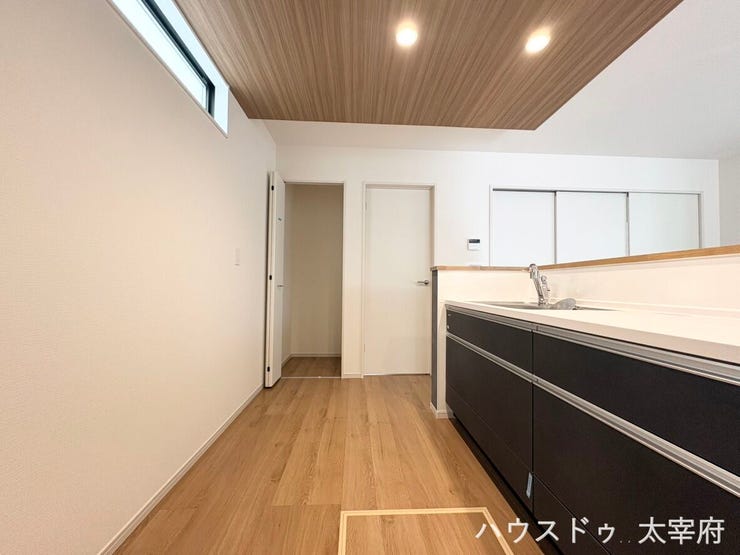 家事動線がスムーズで、奥のパントリーに食品や日用品をたっぷり収納できる便利なカウンターキッチンです。