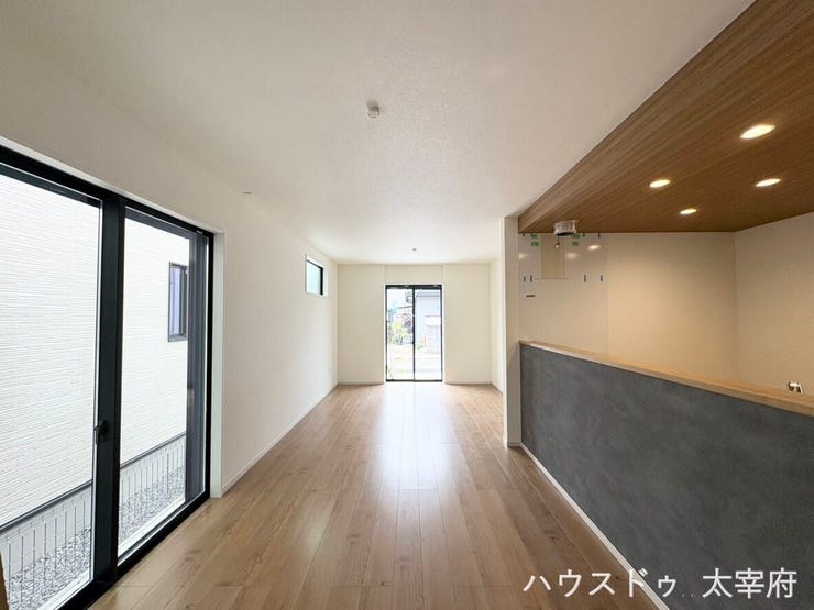 木目調の天井やダウンライトが上品なアクセントを添える、明るく開放的なLDKです。グレー調のおしゃれなカウンターキッチンが空間を引き締め、デザイン性と快適な家事動線を両立した心地よい住空間です。