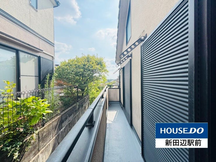 2面がバルコニーに面しているので開放的でお部屋が明るいですよ。