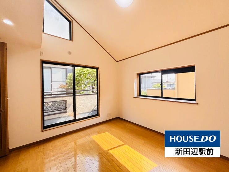 陽当たりや風通しがいいお部屋。バルコニーには2部屋から出入り可能。