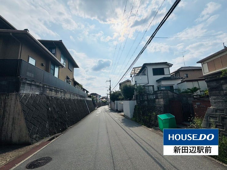 ゆとりをもって運転できそうな広さがありそうな道路ですね