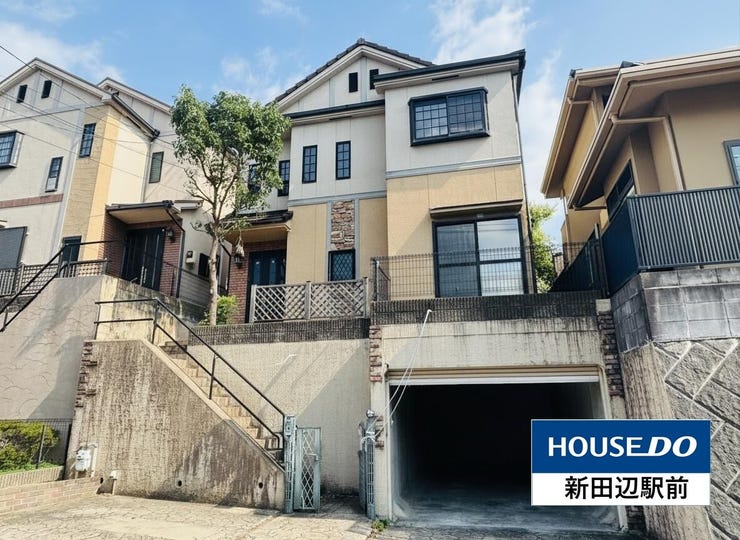 学研都市線「長尾駅」から徒歩9分♪♪2台のカースペースは、友人やご両親が訪問される際にもつかえて便利です。