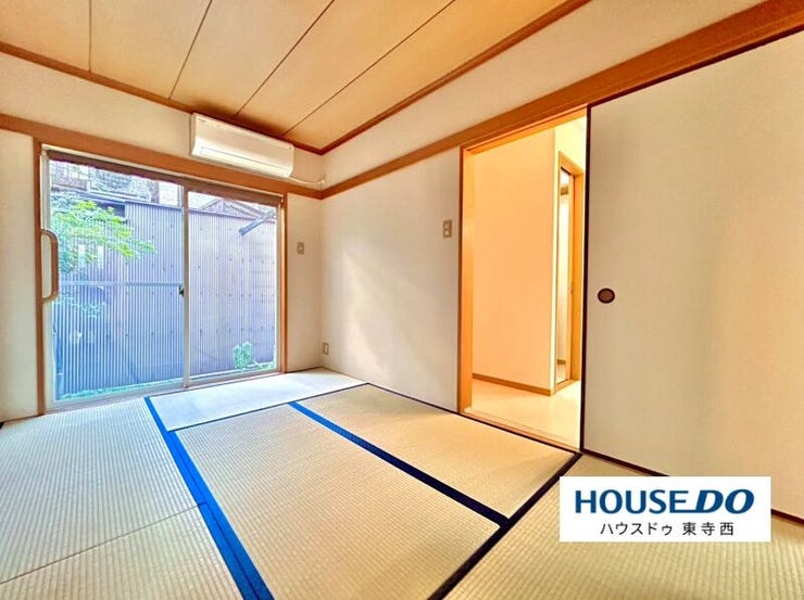 庭を眺めながら、ほっとひと息つける落ち着いた和室です。