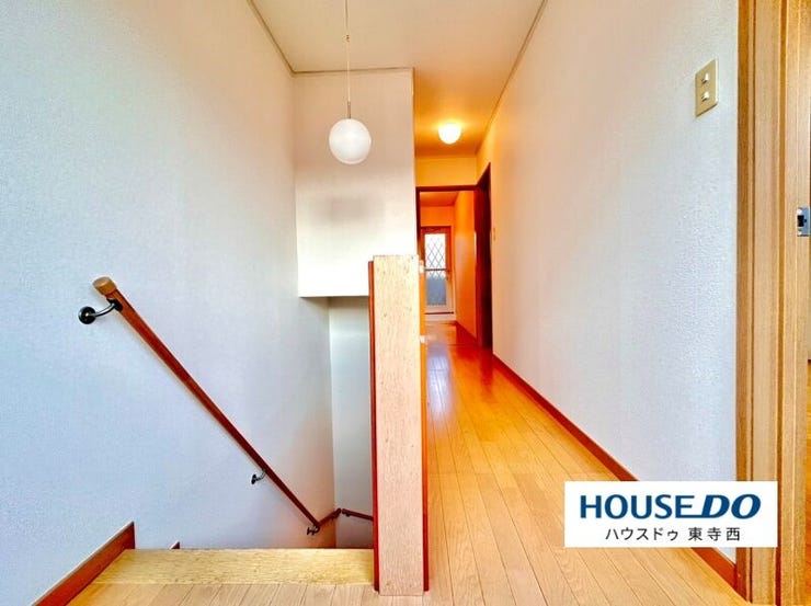 窓から光が届く廊下が、住まい全体を明るい印象にしてくれます。