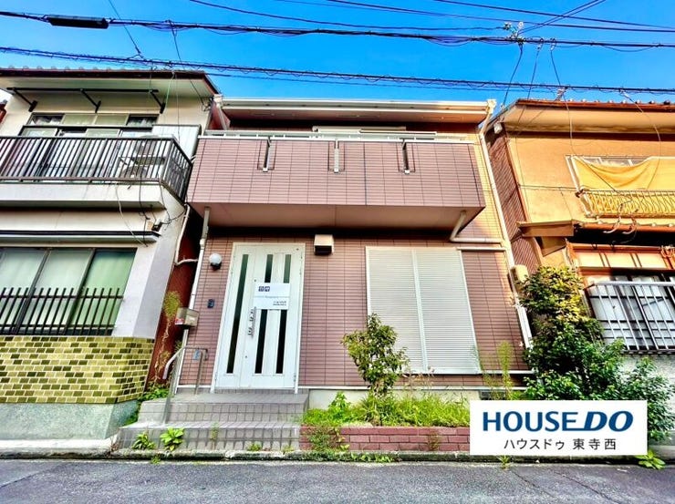 【外観】
落ち着いた街並みに馴染む外観。玄関まわりもきれいに整い、気持ちよく新しい一日を迎えられそうです。