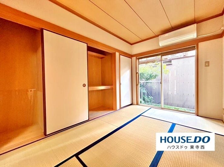 庭を眺めながら、ほっとひと息つける落ち着いた和室です。