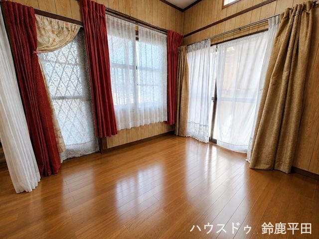 LDKに隣接された洋室で、リビングの延長としても利用できます。フローリング仕様で日頃のお掃除もしやすいですね。