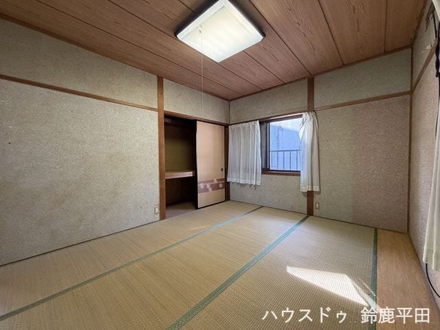 【2階北側和室】畳敷の落ち着いた雰囲気の和室で、寝室や趣味部屋などに活用できます。