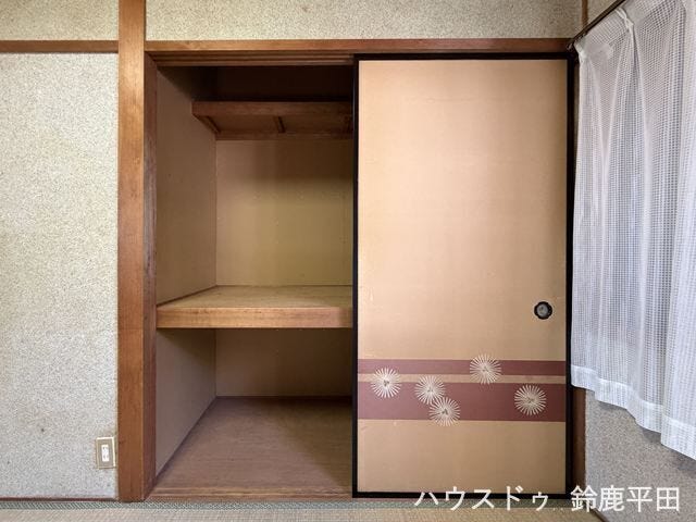 2階北側和室に設置された収納スペースです。棚がついているので用途に合わせて整理できますね。
