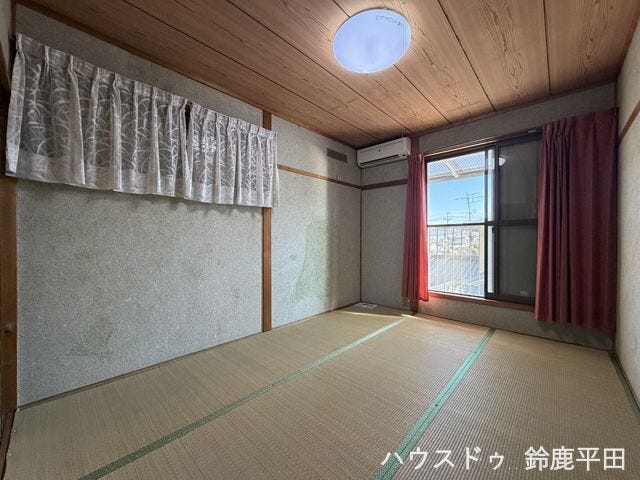 【2階南側和室】南向きの大きな掃き出し窓から明るい日差しが差し込み、風通しも良好で心地よい空間です。