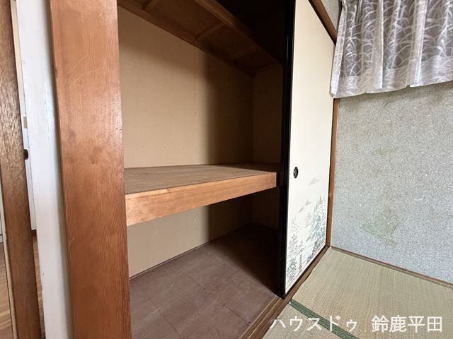 2階南側和室に設置された収納スペースです。寝具や日用品など用途に合わせて整理できます。