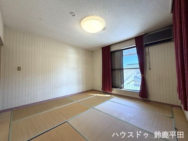 【2階西側洋室】シンプルな間取りでレイアウトがしやすい間取りです。趣味部屋や書斎など用途に合わせて活用できます。