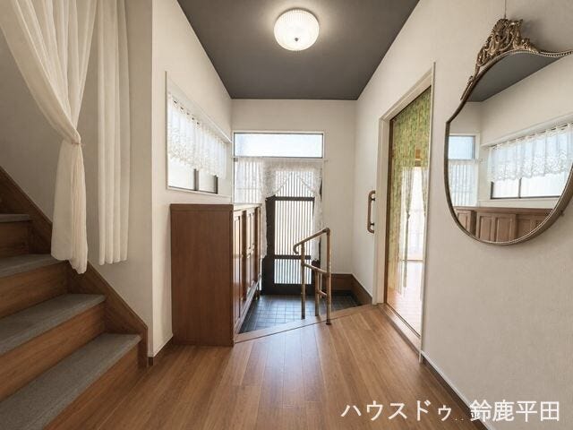 ※小物消し加工をしています。
開放感のある広々としたホールで、出入りがしやすい玄関です。手すりがついているのでお子様やお年寄りの方にも嬉しい設計ですね。