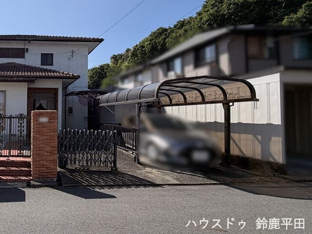 1台停められる駐車場です。屋根がついているので雨の日でも乗り降りしやすいですね。(2026年8月4日 撮影)