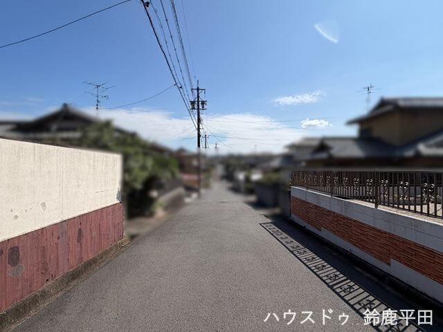 【東側約5.7m前面道路】ゆとりある道幅で車の出し入れがスムーズにできます。(2026年8月4日 撮影)