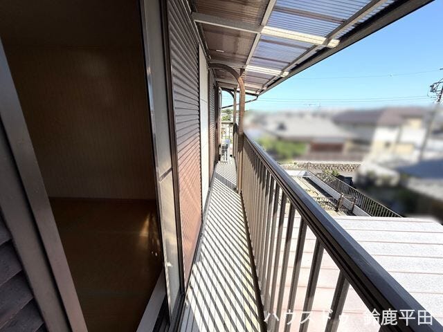 2階西側洋室、南側和室に隣接されたベランダです。眺望、風通しが良好で開放感のある空間です。