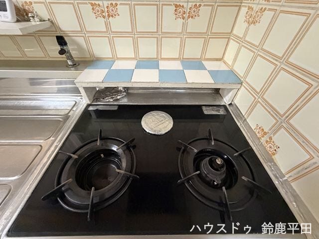 2口コンロを備えており、同時調理ができるため毎日の料理が効率よくできます。