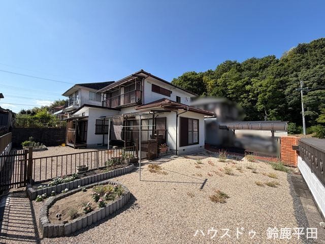 広々とした砂利敷きの庭です。ガーデニングやお子様の遊び場、BBQなど多様な用途で活用できます。