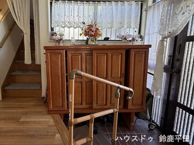 玄関に設置されたシューズボックスです。木目調のデザインが温かみと高級感のある空間へと導き出します。
