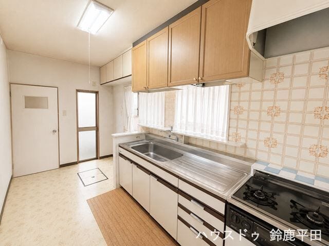 ※家具消し加工をしています
収納力のあるキッチンで食器や調理器具などをすっきり整理できます。