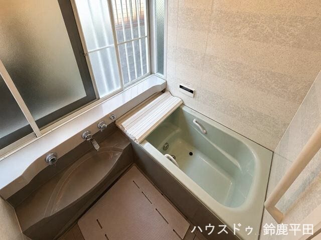 ※小物消し加工をしています
大きな窓がついた浴室で、いつでも換気をしながら快適に入ることができます。