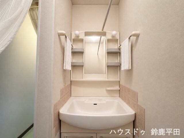※小物消し加工をしています。
収納スペースを備えた洗面台で毎日の身支度がスムーズにできますね。