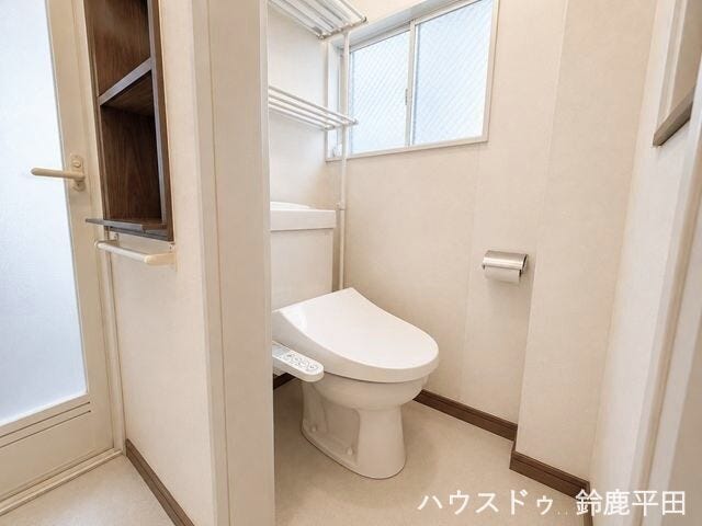 ※小物消し加工をしています
シンプルなトイレで温水便座機能もついてるので毎日快適にお使いいただけます。