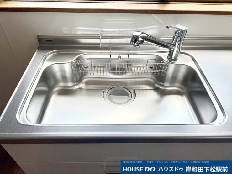 広々として使い勝手の良いステンレス製のシンクです!大きなお鍋やフライパンもゆったりと洗うことができ、毎日の調理や洗い物がとても快適に。お手入れもしやすく、いつでも清潔に保てる便利な仕様です!