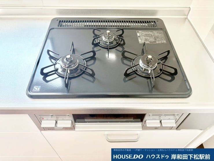 お手入れ簡単ガスコンロです。グリルも付いており、多彩な料理に対応。安全機能も充実しており、家族みんなで安心して使えます。白を基調とした清潔感のあるキッチンに、シックな黒がアクセントになります!