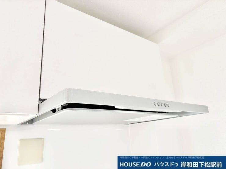 スタイリッシュですっきりとしたデザインのレンジフード(換気扇)です!調理中の油煙やにおいをしっかりと吸い取り、キッチンをいつも爽やかで快適な空間に保ちます。お手入れもしやすい便利な仕様です!