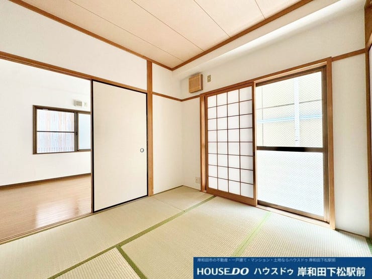 温かみのある心地よい和室スペースです!障子からたっぷりの自然光が差し込み、明るく開放的な空間が広がります。心身ともにリラックスできる落ち着いた雰囲気で、客間やゆったりくつろぐお部屋に最適です!