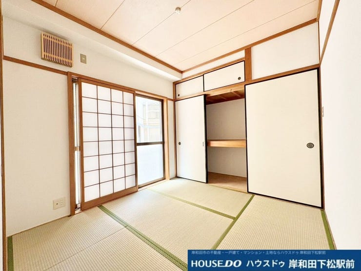 温かみのある落ち着いた雰囲気の和室です!大容量の押入れが備わっており、寝具や衣類をすっきりと収納できます。障子から優しい光が差し込む心地よい空間で、ゆったりとしたリラックスタイムを満喫できます!