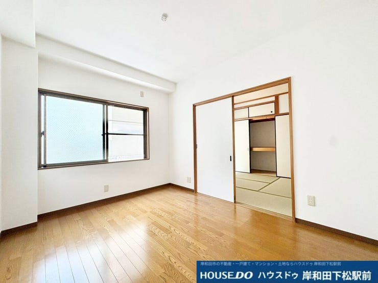 温かみのあるフローリングが魅力の明るい洋室です!収納に便利な押入れも完備されており、お部屋をすっきりと広く使えます。窓から自然光が差し込む快適な空間で、リラックスしたプライベート時間を満喫できます!